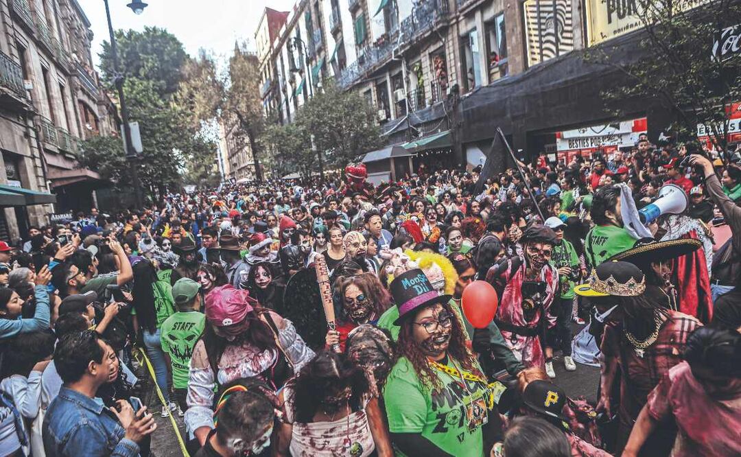 Alebrijes y zombies toman las calles de la CDMX en un espectacular desfile y marcha