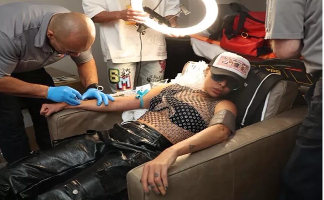 ¡La exprimió su colágeno! Galilea Montijo se desvanece antes de conducir evento