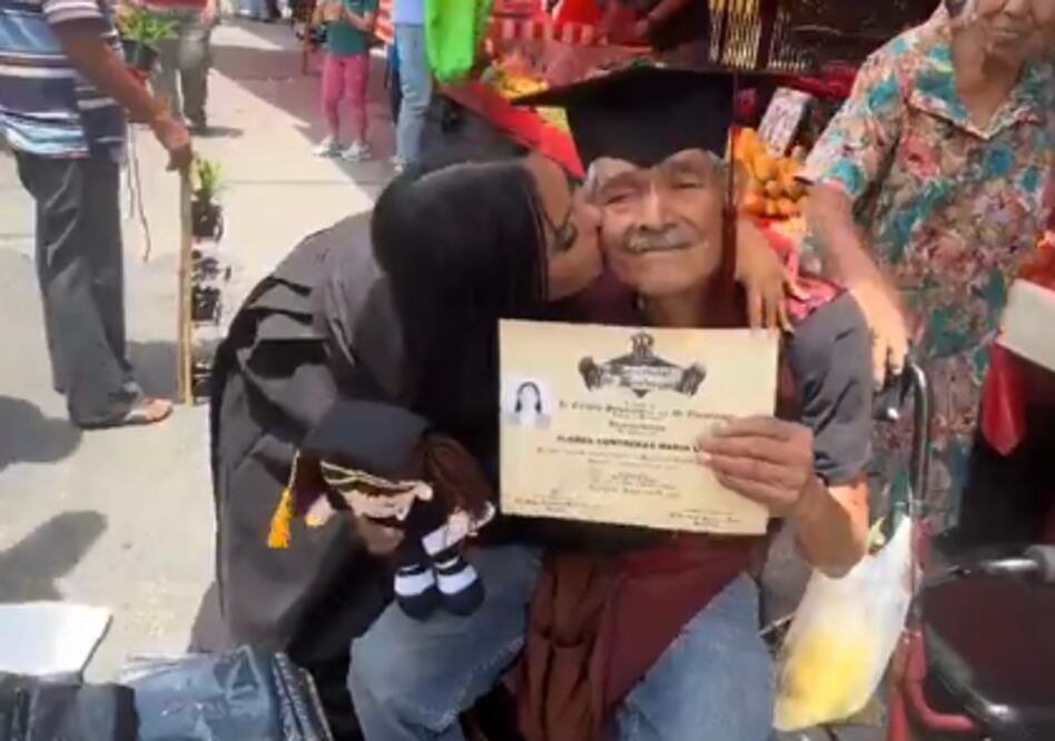 Chavita se gradúa y le dedica su logro a su abuelito comerciante (Foto: Redes sociales)