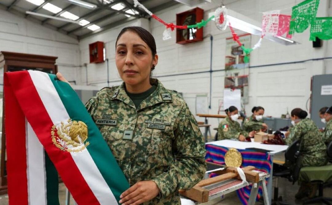 Una soldado borda banda presidencial que usará Claudia Sheinbaum