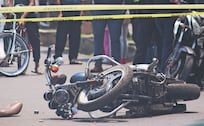 ¡Valió Bonafont! Automovilista impacta a biker que murió al estrellarse con un camión de agua