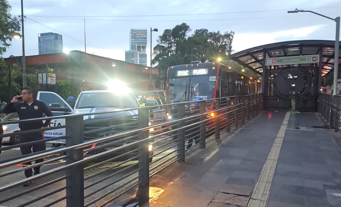 ¡No alcanzó a cruzar! Metrobús arrolla y mata a mujer en Balderas (Foto: Osmar Alvarado)