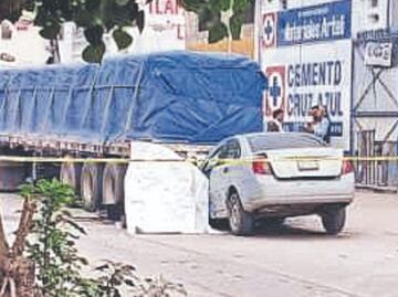 Automovilista se embarra en la cola de tractocamión y muere en Ecatepec