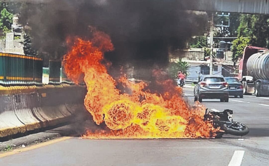 Moto se incendia tras accidente (Foto: Especial)