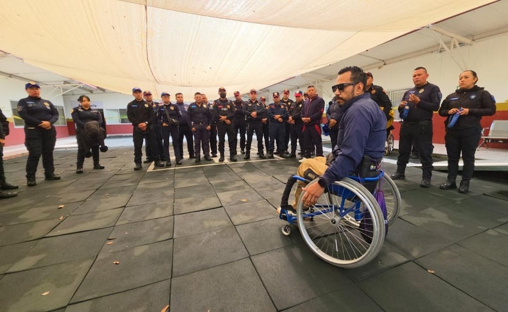 Policías del metro de la CDMX son capacitados para la atención de personas con discapacidad. Foto: Metro CDMX