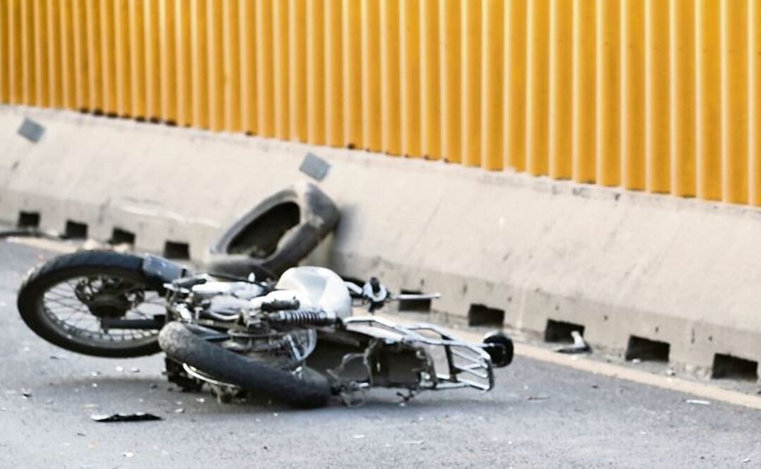 Automovilista se lleva de corbata a policía que circulaba en su moto, sobre la México-Puebla