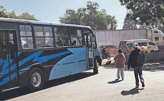 Caos en Periférico Norte: Pasajeros arriesgan la vida en carriles centrales de Cuautitlán Izcalli