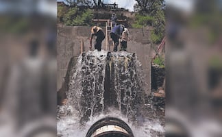 Nueva fuga de agua inunda San Francisco Tlalnepantla en Xochimilco tras falla en el Cutzamala