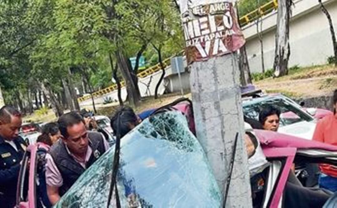 Trailero embarra a taxi en poste y deja a 5 personas lesionadas, en Iztapalapa