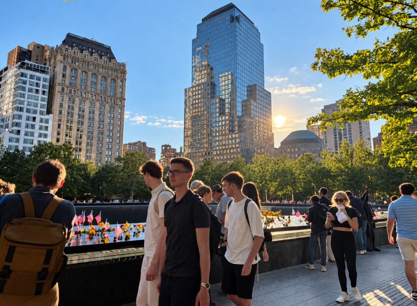 🌹 🕊️ 9/11: ¿Por qué aparecen rosas blancas en algunos nombres del Memorial en Nueva York? 👇👀👇  https://tinyurl.com/ycy2ecye