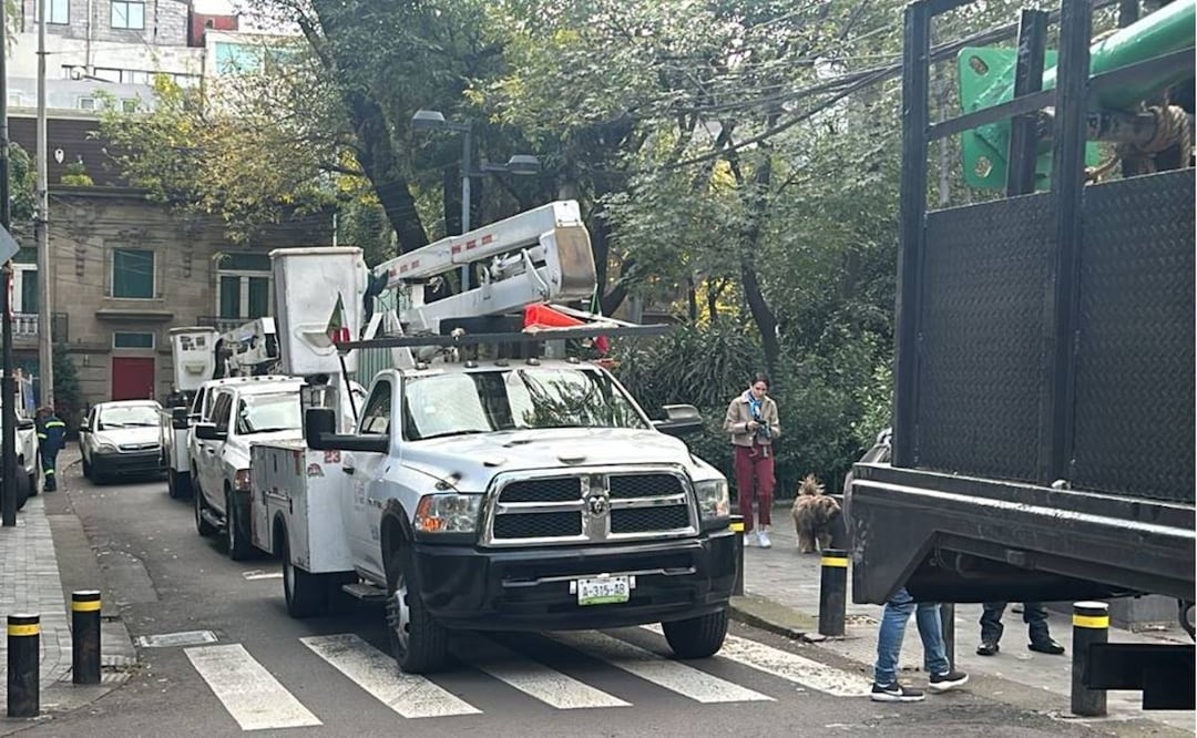 Tráiler deja sin luz, teléfono e internet a la colonia Roma Norte tras derribar postes