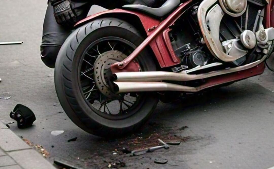 ¡Espeluznante final! Biker derrapa y vehículo lo embarra en el asfalto, en Atizapán