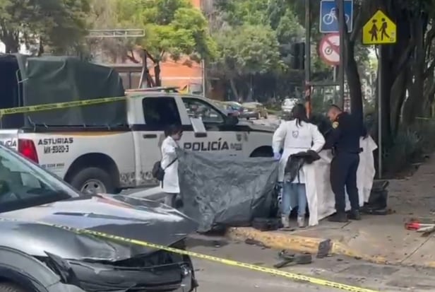 Biker invade carril del Trolebús y muere tras impactante accidente en la Doctores