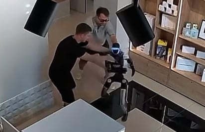 ¿El inicio de la rebelión de las máquinas? Robot es empujado y desata pelea en tienda de Rusia