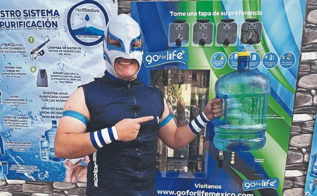 Luchador y familia emprenden con purificadora de agua y luchan contra la ruda sed