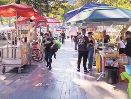 ¿Alameda Central o mercado gigante? Turistas sufren por exceso de vendedores ambulantes