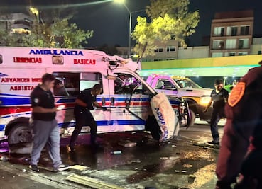 Paramédico muere tras volcadura de ambulancia impactada por camioneta, en CDMX