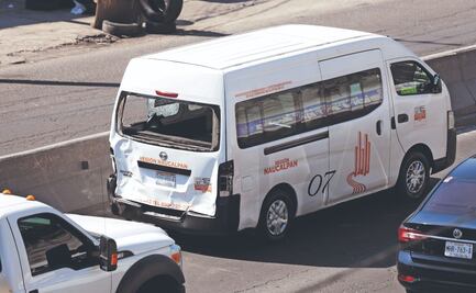 Combi se detiene en zona prohibida y provoca la muerte de un motociclista, en Naucalpan