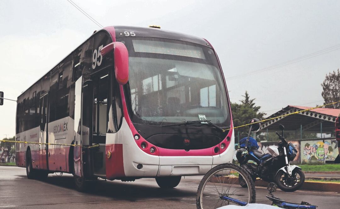 Mexibús embiste a ciclista y lo manda al más allá, en Ecatepec