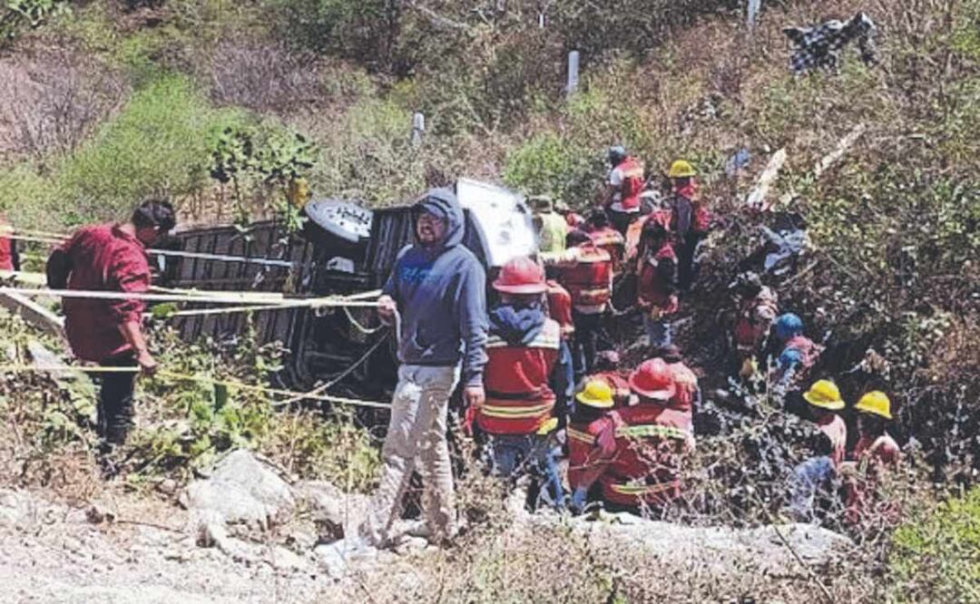 Volcadura de un autobus en Oaxaca. Foto: (X)