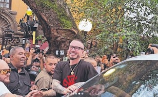 J Balvin sorprende a comerciantes del Mercado Medellín: Comió mariscos y tacos al pastor en la CDMX