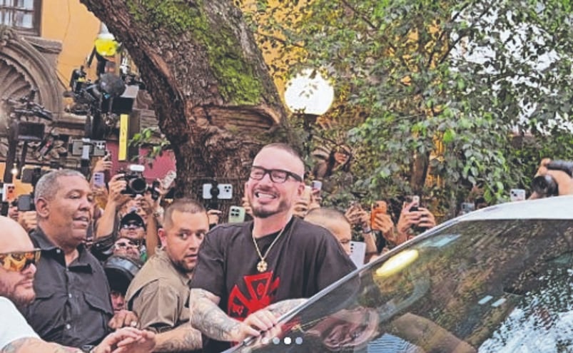 J Balvin sorprende a comerciantes del Mercado Medellín: Comió mariscos y tacos al pastor en la CDMX