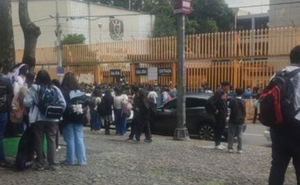 Desalojan la Prepa 8 UNAM tras amenaza de explosivo