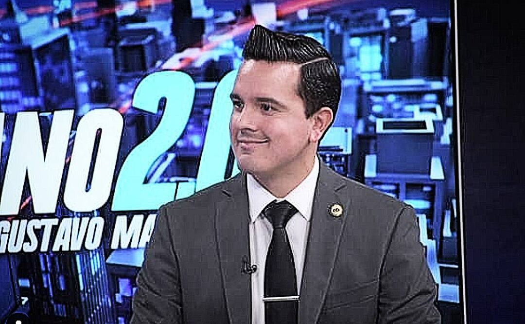 En plena señal en vivo de televisión halagan a presentador político y luego lo corren