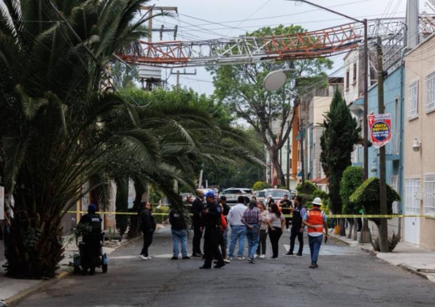 Cae antes de 30 metros y daña dos casas en la Gustavo A. Madero. Foto: (Osmar Alvarado. El Gráfico)