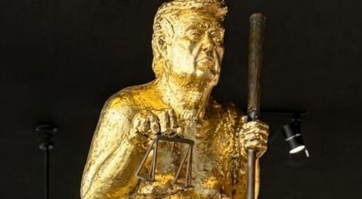 ¡DE ORO Y SIN ROPA! La polémica estatua de Trump que sacude Europa