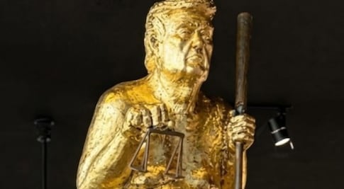¡DE ORO Y SIN ROPA! La polémica estatua de Trump que sacude Europa
