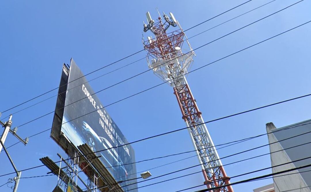 Colapsa torre telefónica y trabajador muere al tocar cables de alta tensión, en CDMX