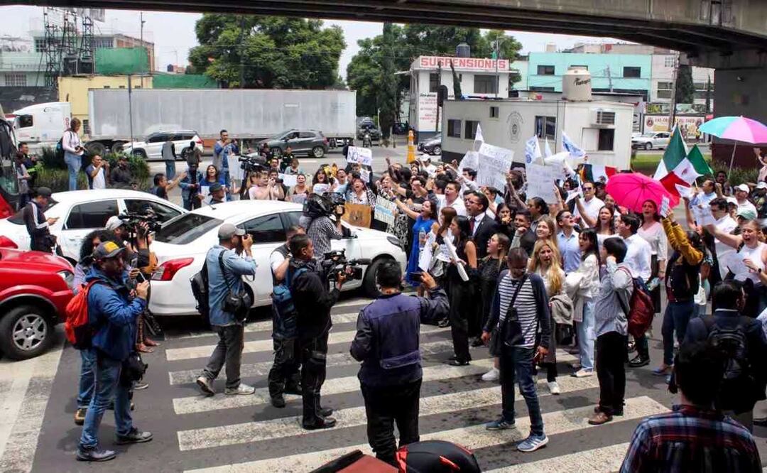 Estudiantes de derecho protestaron en la sede alterna de la Cámara de Diputados.