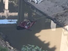 Fallece automovilista al caer a canal de aguas negras en Cuautitlán