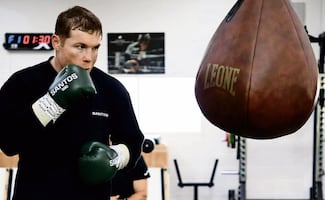 ¡Apapachado por la afición! El Canelo Álvarez recibe una cálida bienvenida en Arabia Saudita