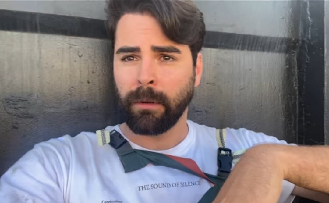 Cachan a reportero machándose de lodo antes de su transmisión desde Valencia