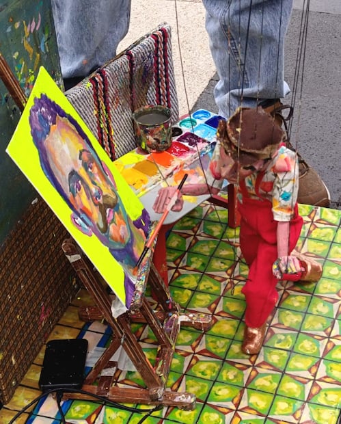 ¿Una marioneta que pinta retratos? Una historia que conquista las calles del Centro de la CDMX (Foto: Luis Alcántar)