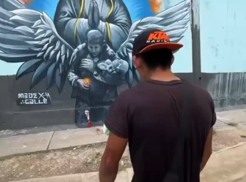 Eduardo le esta dando gracias a la Virgen de Guadalupe por haber sobrevivido despues de la explosión
Foto: Redes Sociales