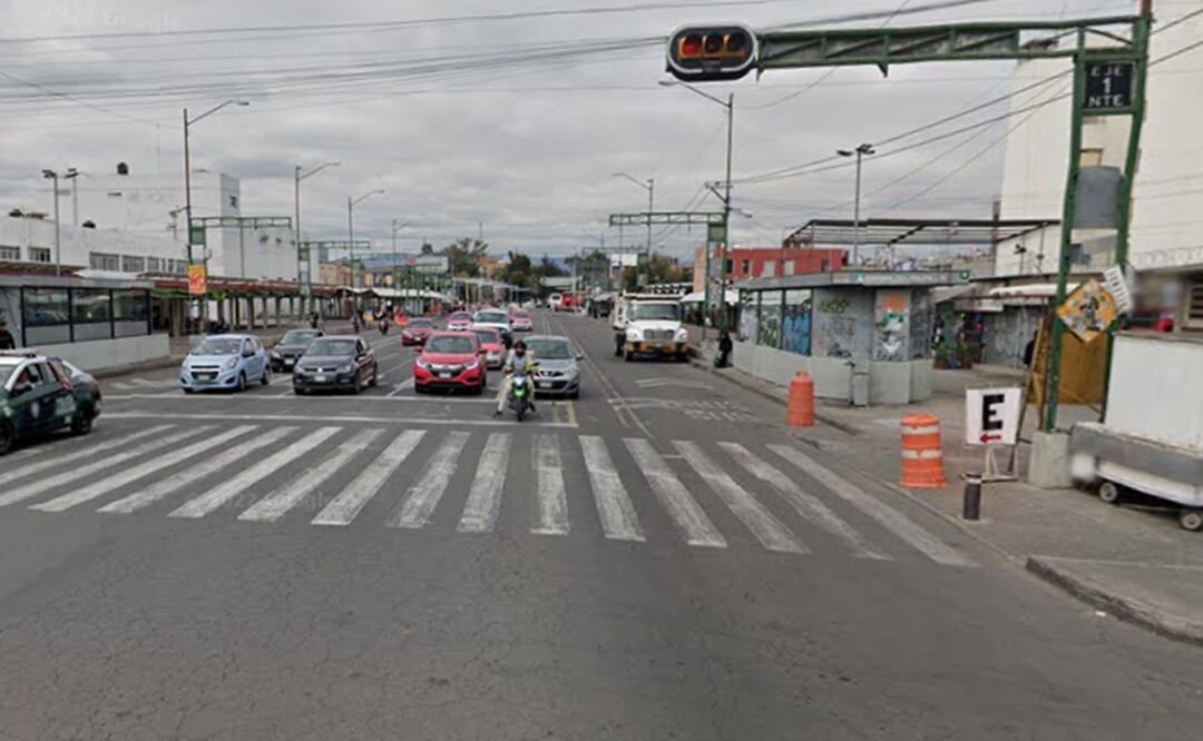 Limpiaparabrisas borracho termina estrellado por andar toreando autos, en CDMX