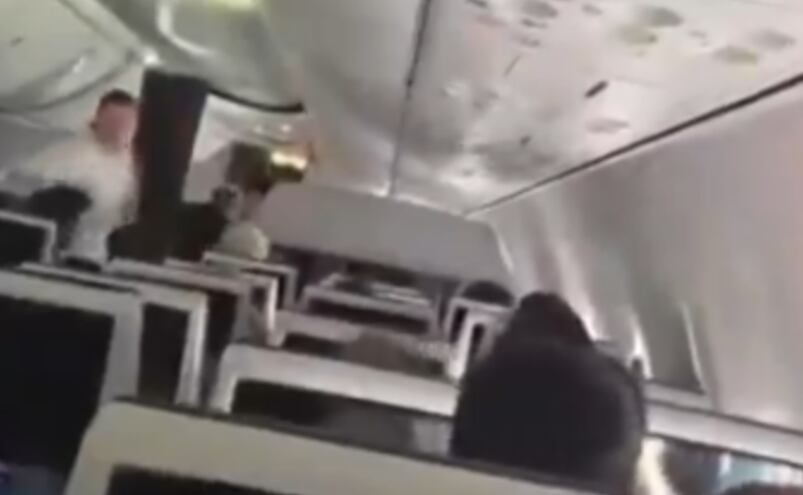 ¡Terror en el aire! Apuñalan a piloto y pasajeros temen secuestro de avión rumbo a Tel Aviv