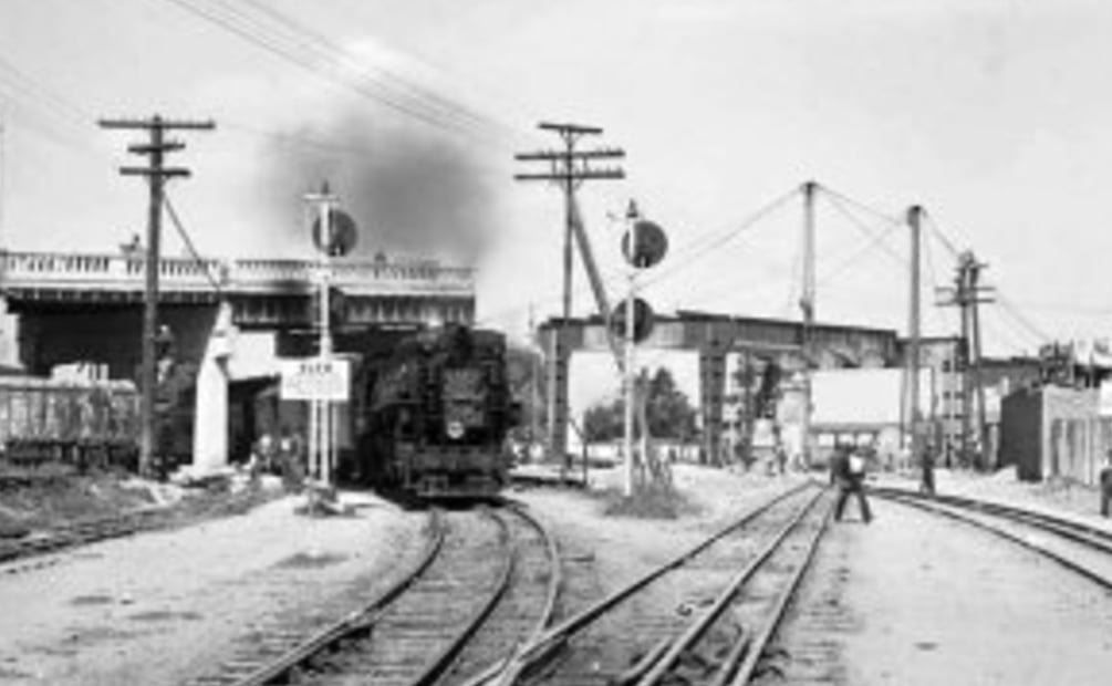 Foto: @morenosanchez03 (Locomotora de vapor saliendo de la estación Buenavista en 1948)