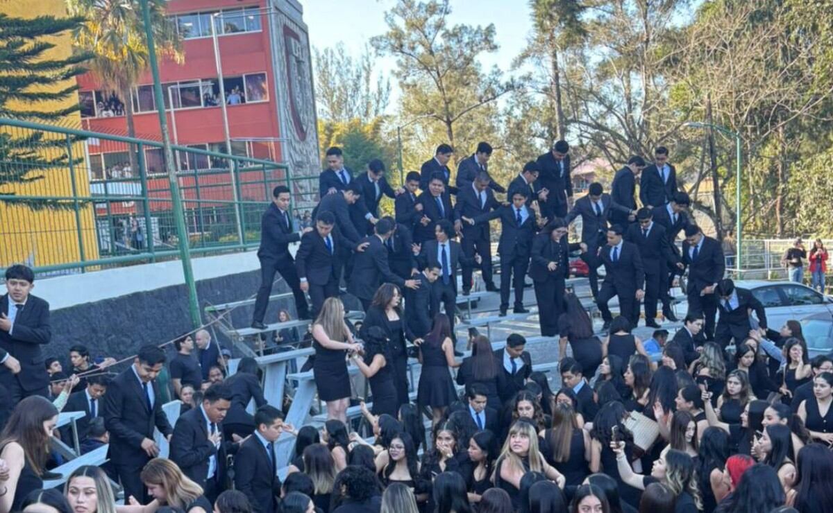 VIDEO: Otro desplome en evento universitario: ahora en la UV de Xalapa 