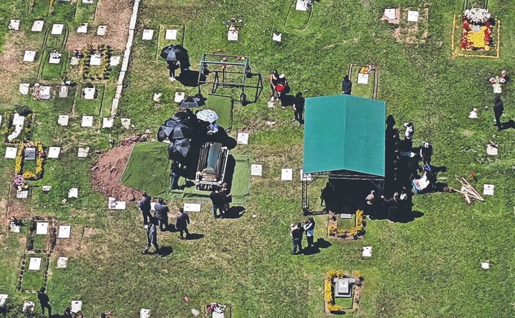 Féretro dorado y más de 100 militares: así fue la última morada de ‘El Mencho’
Imagen: AFP