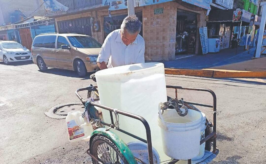 Ecatepenses salen en busca de fugas para surtirse de agua