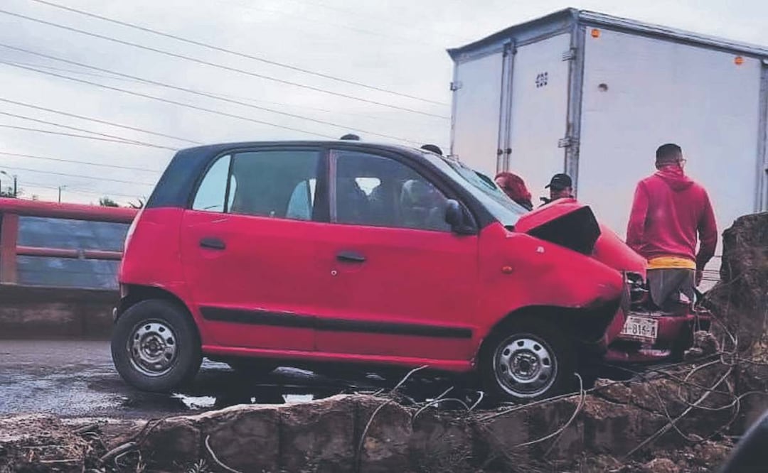 A conductor le urgía llegar y terminó ensartado en Tlalnepantla. Foto: (Especial)
