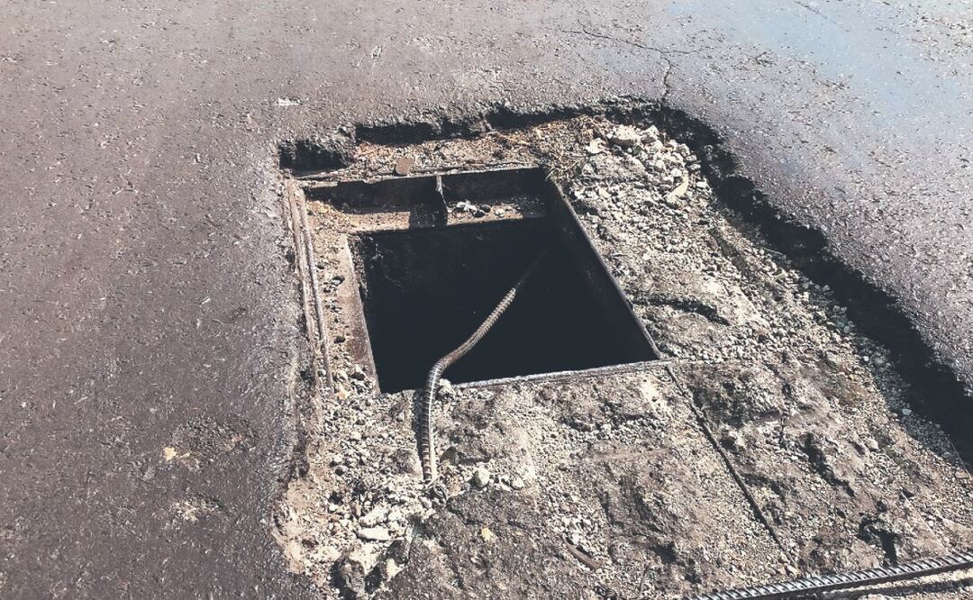 Cumpleaños número 20 de un socavón sobre la Calzada México-Tacuba 
Imagen: ALBERTO GONZÁLEZ. EL GRÁFICO