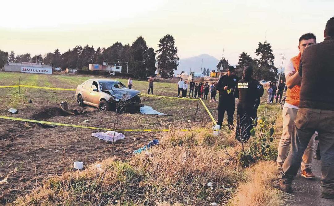 Padres viajaban en motocicleta con bebé en brazos, automóvil los arrolla en Edomex
