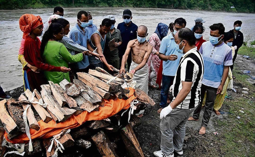 950 muertos es la cifra más cercana de víctimas mortales tras la avalancha del pasado miércoles en Nepal; hay más de 4,400 desaparecidos. Foto: AFP