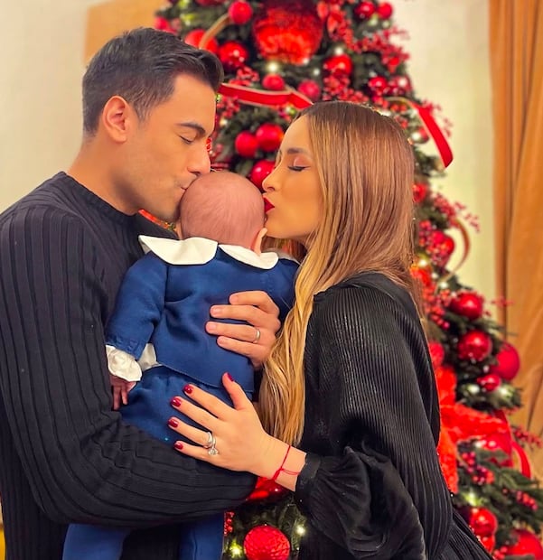 Carlos Rivera y Cynthia Rodríguez junto a su primer hijo León (Vía: Instagram)