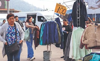 ¡El frío pega duro en CDMX! Venden chamarras y sudaderas a 100 pesos en Indios Verdes